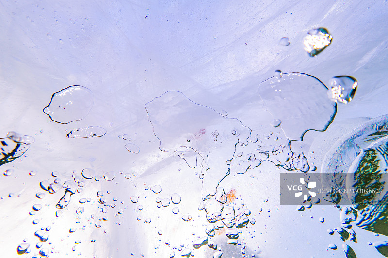 韩国，江原道，麟蹄郡，白潭谷，冰潜水，水肺潜水，自由潜水图片素材