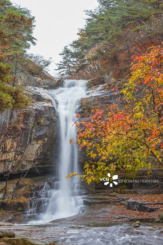 秋天的苏谷瀑布，位于忠清北道的高仙郡图片素材