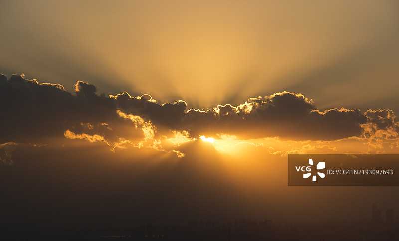 京畿道仁川市和光明市的亮灯和熄灯现象图片素材