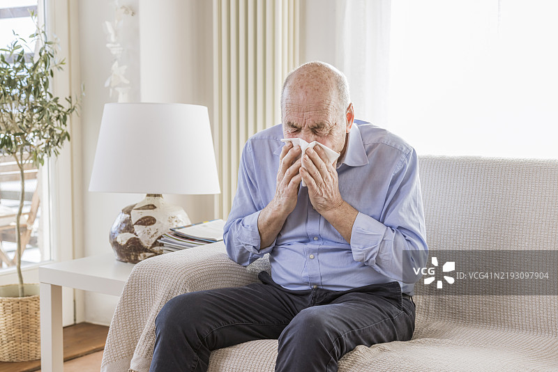 老年人打喷嚏图片素材