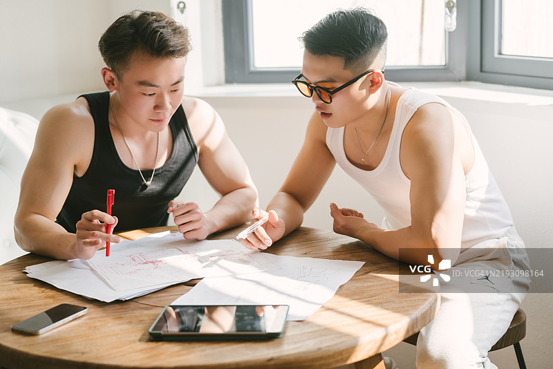 商务团队在会议室一起开会图片素材