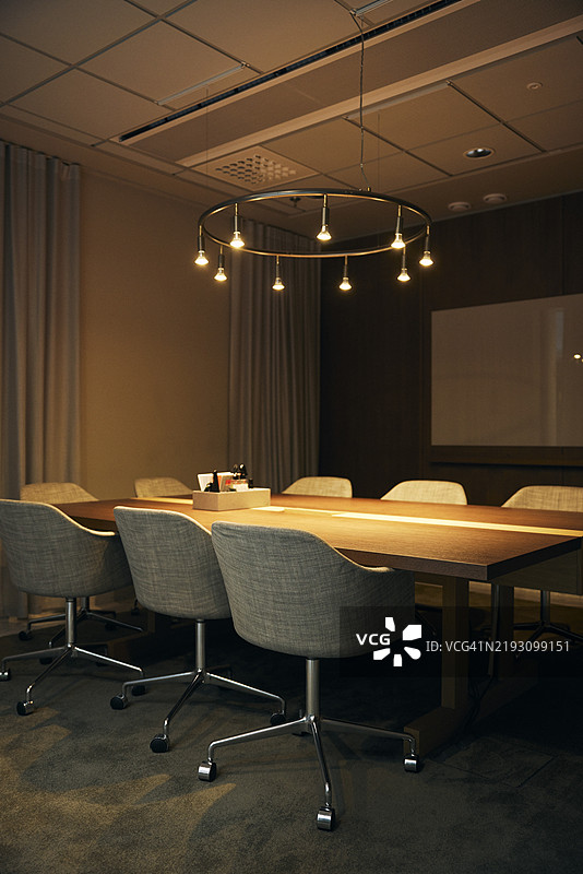 照明良好的会议室，配有吊灯和家具图片素材