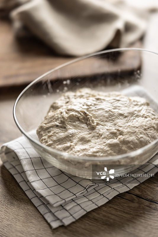 厨房桌子上的酵母面团，准备烘焙面包。图片素材