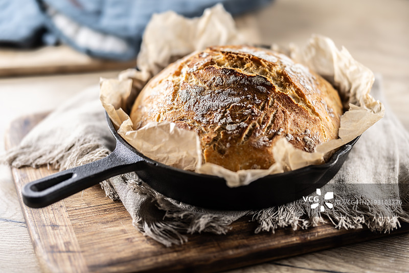 刚在铸铁锅中烤了新鲜面包图片素材