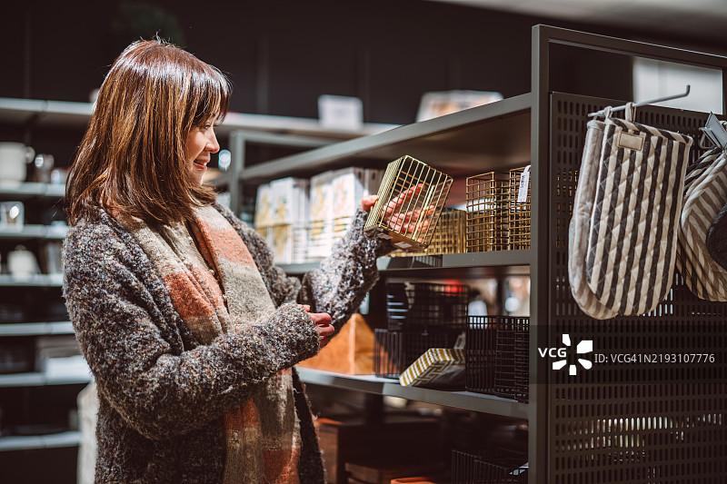 愉快的女性在现代商店中浏览时尚家居配件图片素材