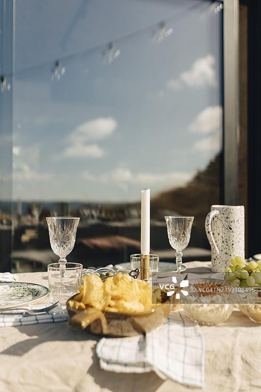 户外用餐桌上摆放的食物和酒杯图片素材