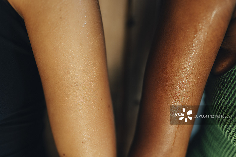 多种族女性朋友在桑拿中汗流浃背的手部特写图片素材