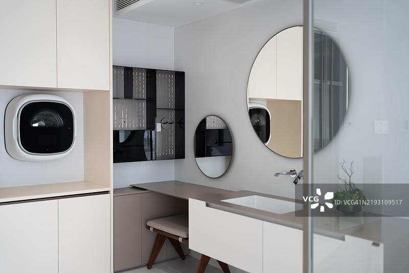 高档住宅浴室洗手盆和梳妆台图片素材