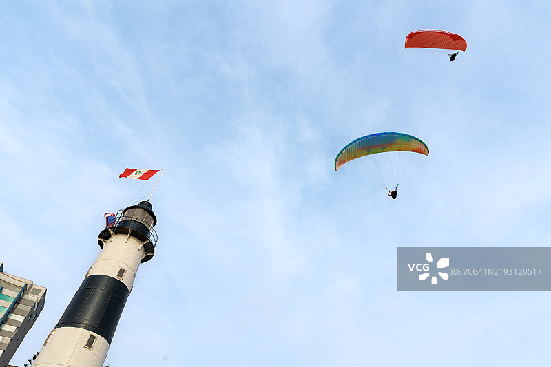 在秘鲁利马的米拉弗洛雷斯海堤进行滑翔伞运动。图片素材