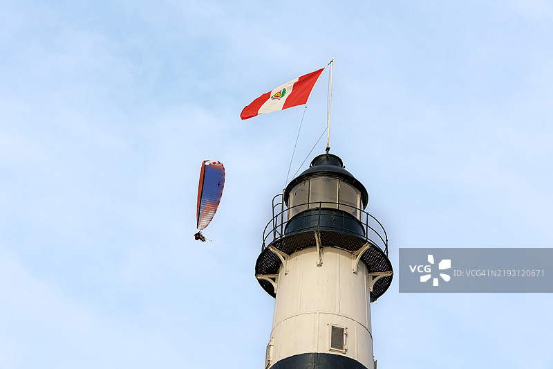 在秘鲁利马的米拉弗洛雷斯海堤进行滑翔伞运动。图片素材