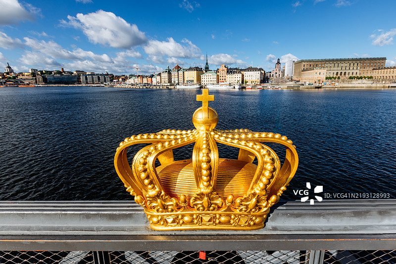斯凯普斯霍尔姆桥前景中的金色皇冠与背景中的老城，瑞典斯德哥尔摩图片素材