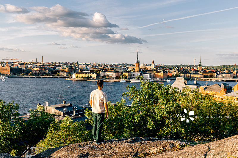 从高处俯瞰斯德哥尔摩天际线的男子背影，瑞典图片素材