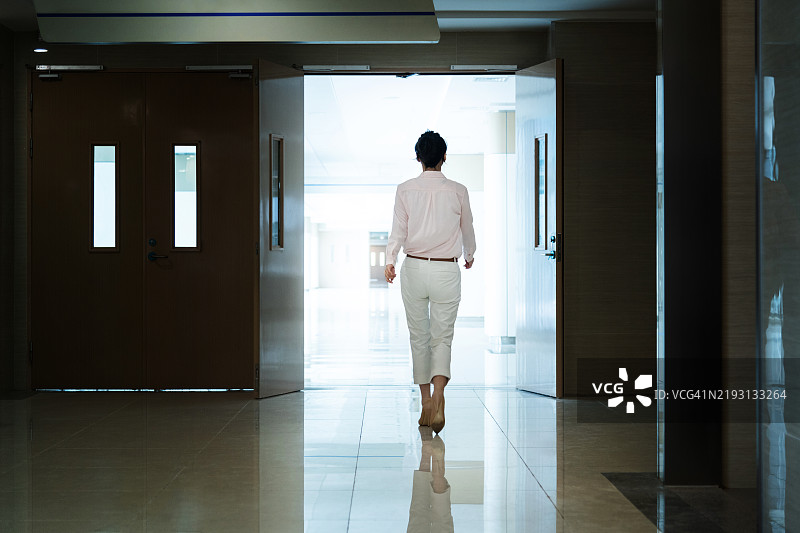 女人走向门口图片素材