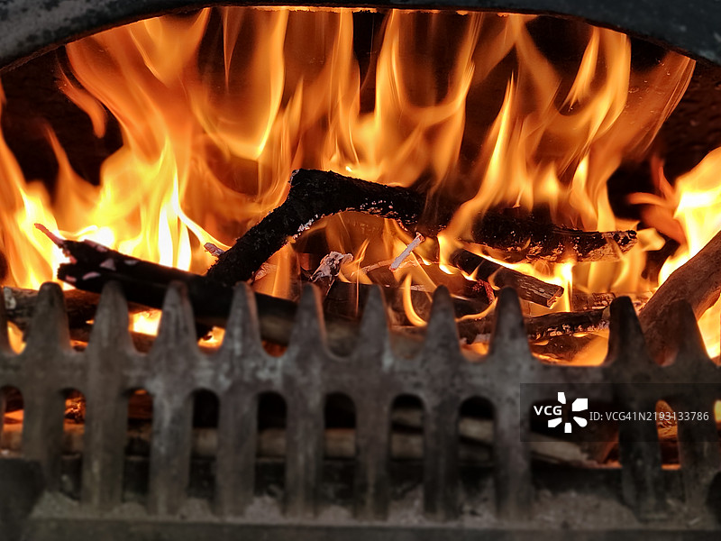 爱尔兰传统乡村小屋中的木炉火焰图片素材