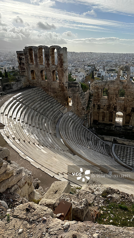 高角度俯瞰古老遗迹与多云的天空图片素材
