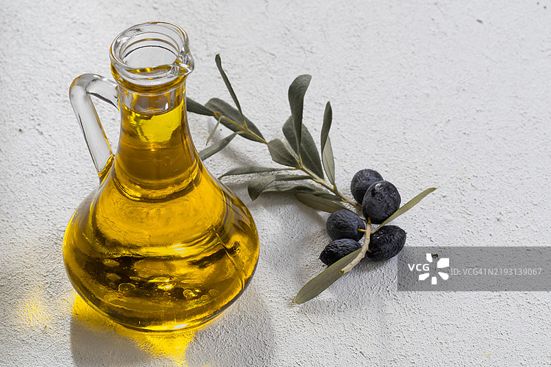 生橄榄和液态橄榄油的图像图片素材