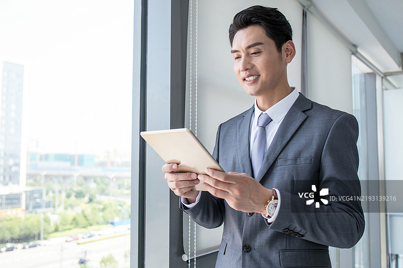 一位穿着西装的男士在办公室里图片素材