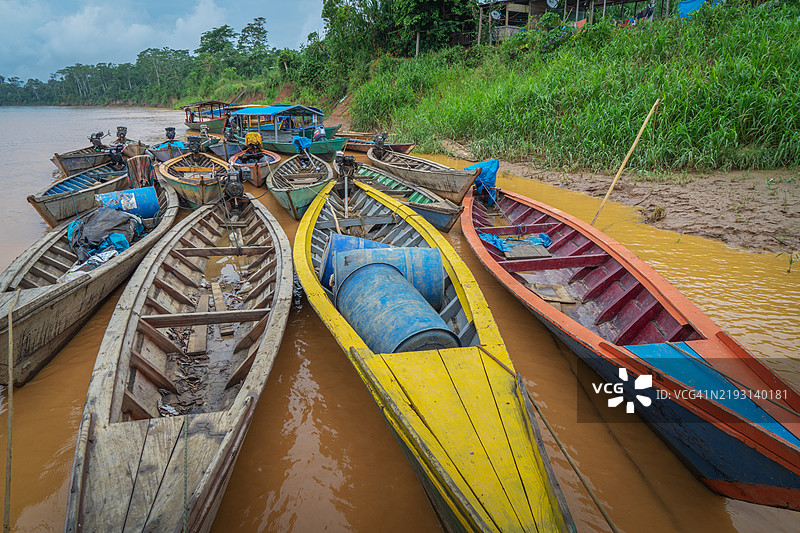 从高处俯瞰停靠在马德雷德迪奥斯河上的船只，位于秘鲁马德雷德迪奥斯省的普埃尔托马尔多纳多。图片素材