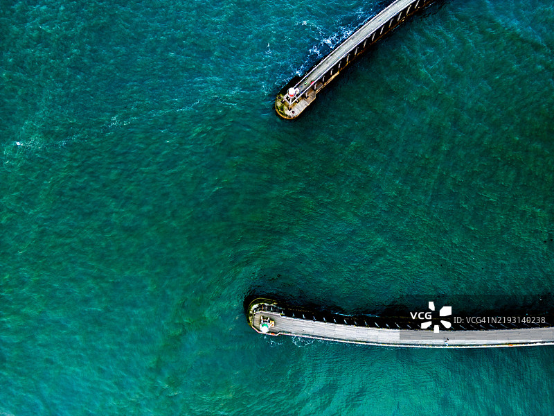 英国惠特比港口墙的鸟瞰图图片素材