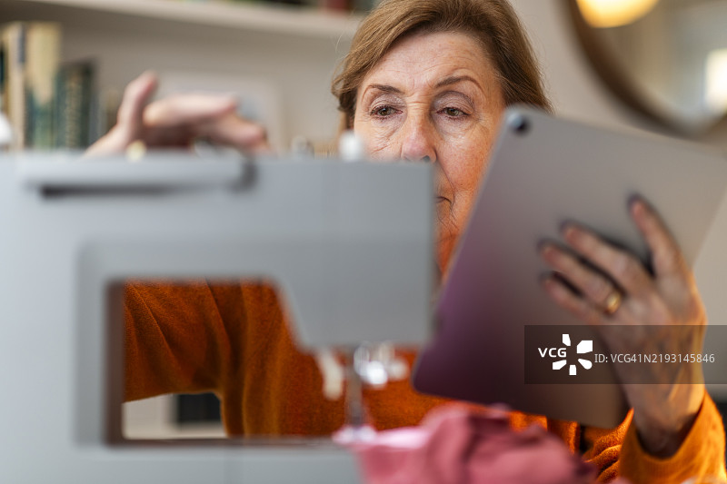 在家学习缝纫图片素材