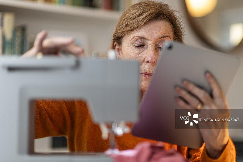 在家学习缝纫图片素材