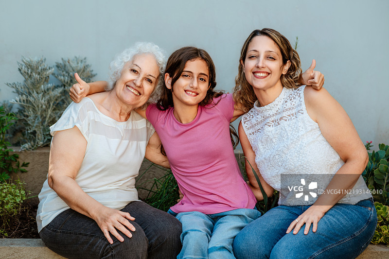 三代女性在户外微笑在一起图片素材