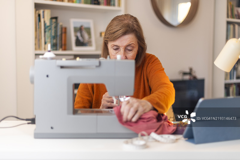 在家学习缝纫图片素材