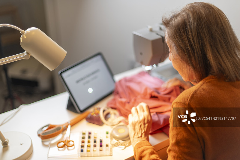 在家学习缝纫图片素材