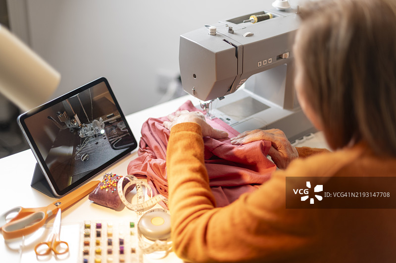 在家学习缝纫图片素材