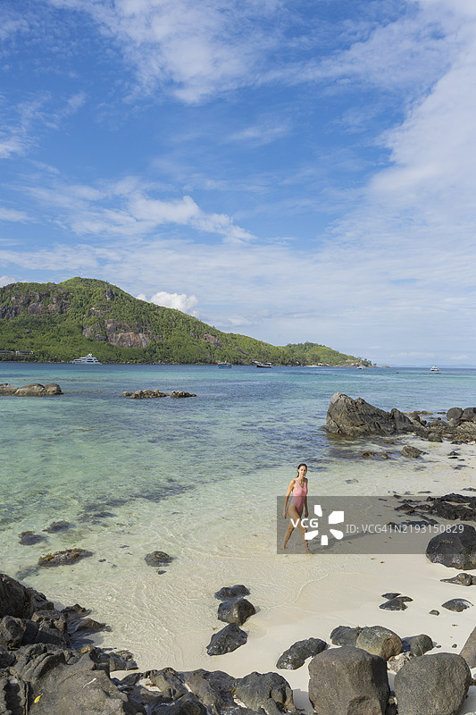 热带海滩上年轻女性的高视角景观图片素材