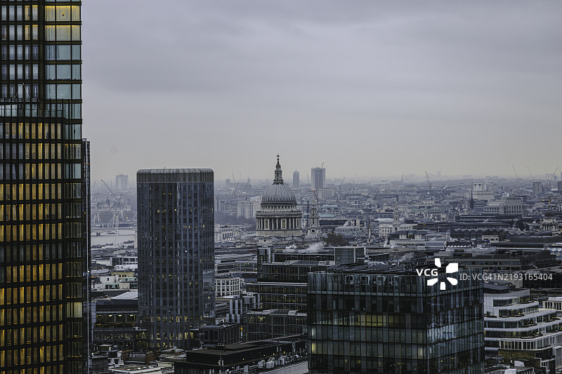 圣保罗大教堂与伦敦现代天际线相映成趣图片素材