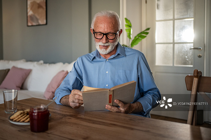 老年人享受一本好书图片素材