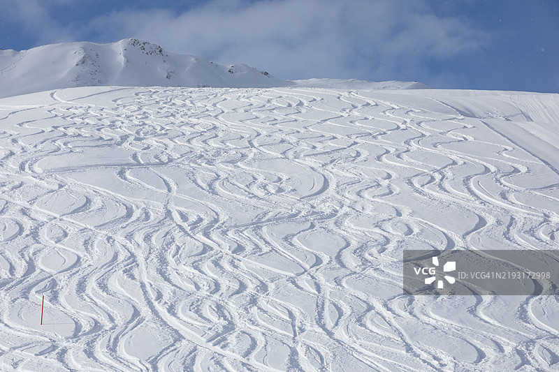 非滑雪道的粉雪和完美的滑雪坡道。冬季滑雪运动背景。雪白而阳光明媚的滑雪胜地。欧洲阿尔卑斯山的雪山,滑雪区域瓦尔迪泽尔 - 蒂涅。图片素材