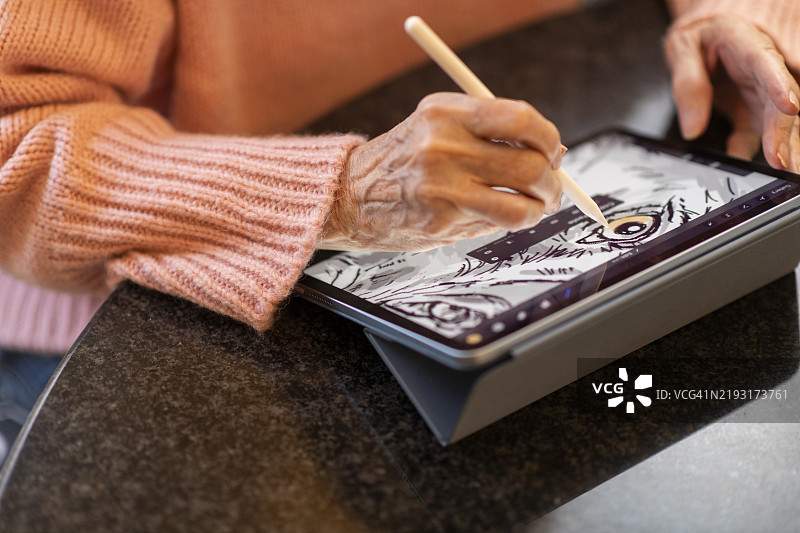 在平板电脑上绘画图片素材