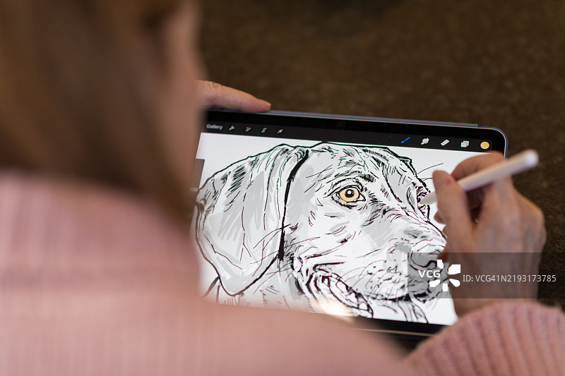 在平板上绘画图片素材