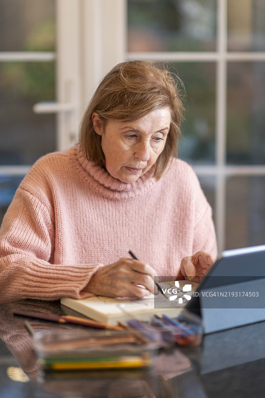 在平板电脑上的绘画课程图片素材