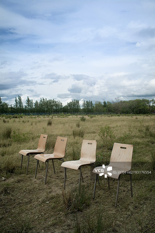 荒野中的四把空椅子图片素材