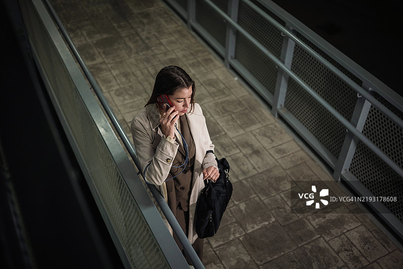 夜间在停车场打电话的女商人图片素材