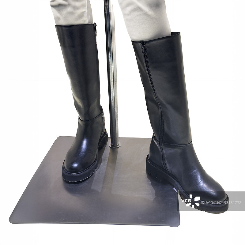 黑色皮革膝高靴展示在模特上图片素材