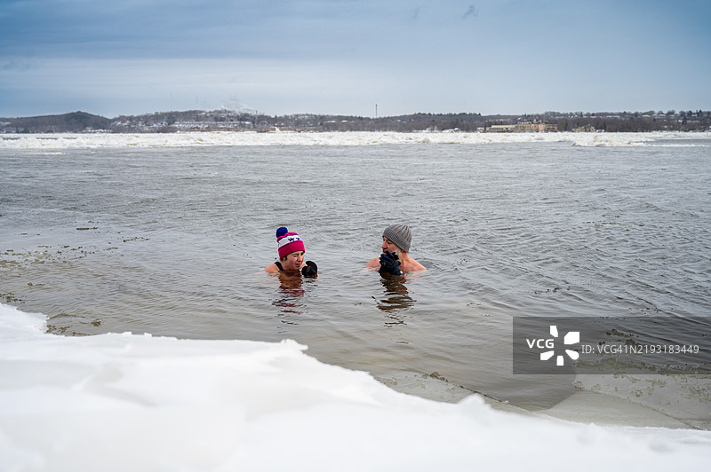 两个人在冰浴中图片素材