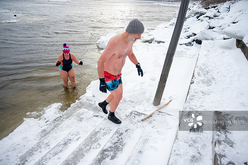 两个人从河里出来进行冰浴图片素材