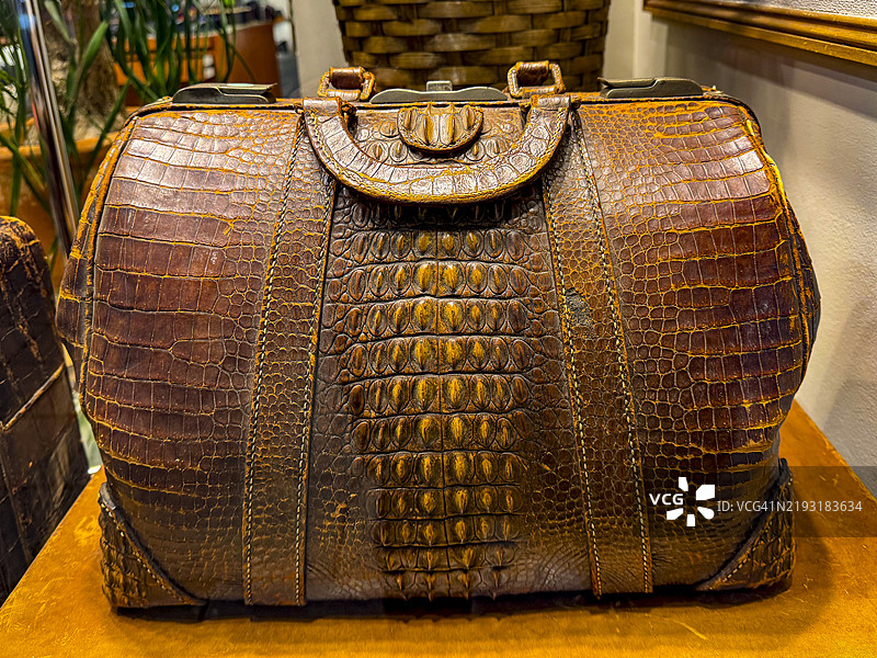 古董鳄鱼皮医生包图片素材