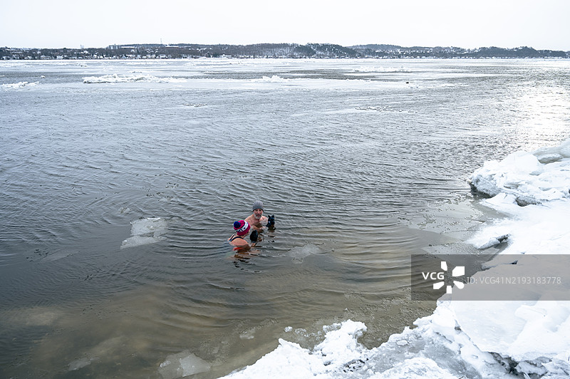 两个人在冰浴中图片素材