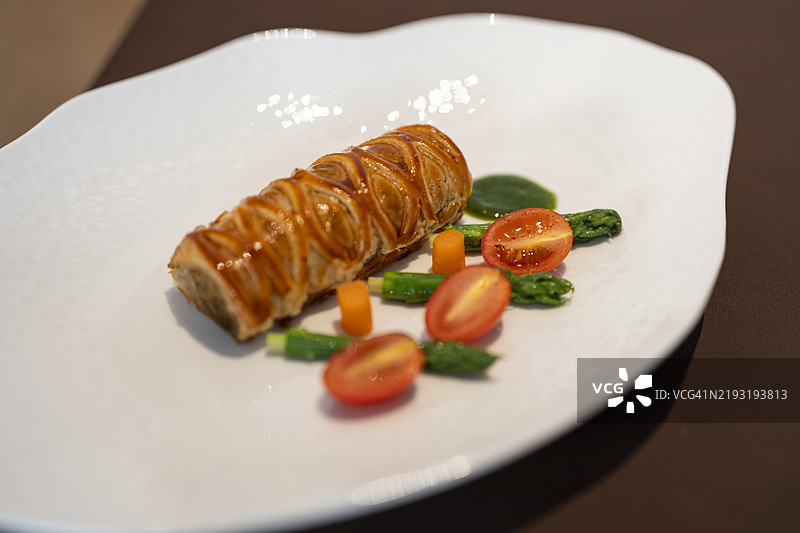 一盘精致的威灵顿牛排图片素材