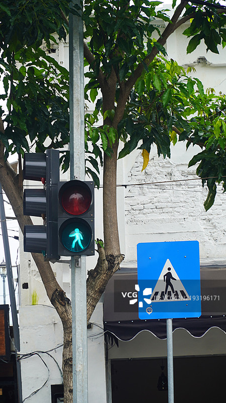 交通信号灯和道路标志图片素材