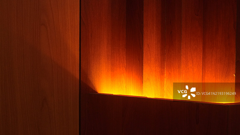 木墙上的黄色灯光图片素材