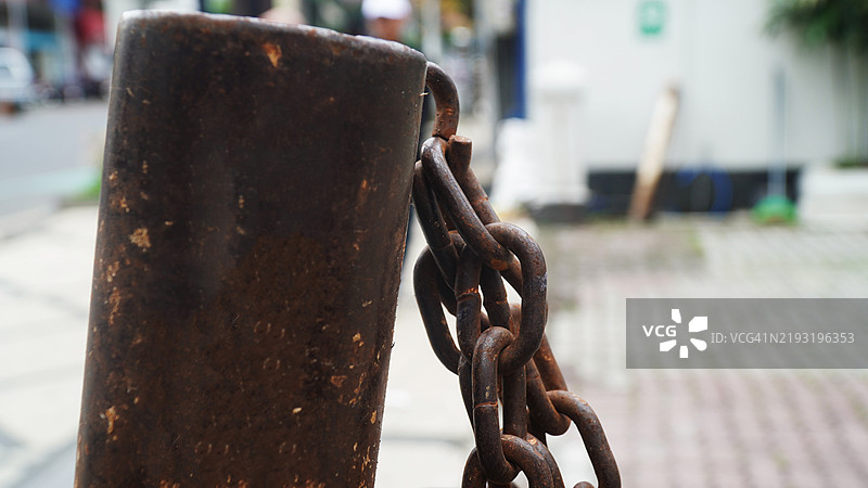 生锈的杆子上悬挂着链条图片素材