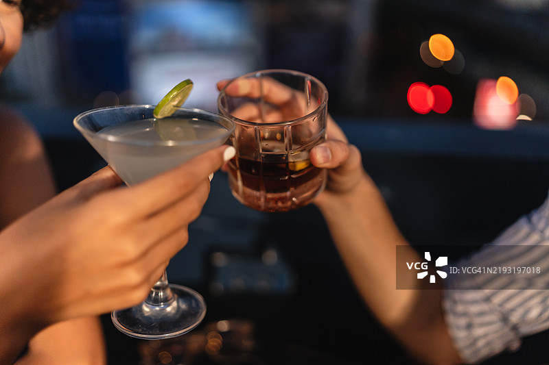 在屋顶酒吧举杯庆祝的情侣图片素材