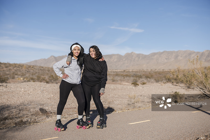 沙漠地区两位女性的肖像，穿着轮滑鞋图片素材