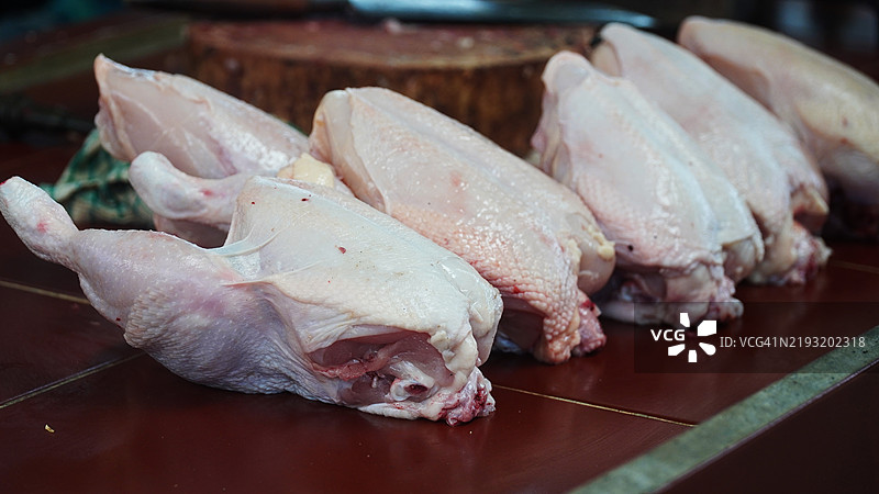 桌子上的生鸡肉图片素材